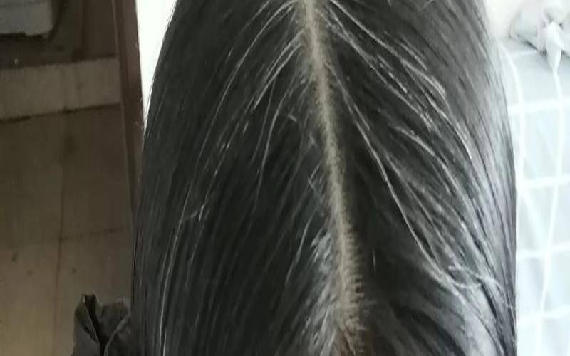 女人梦到自己头发有点白了,女人为什么右边头发白 女人梦到自己头发有点白了,女人为什么右边头发白