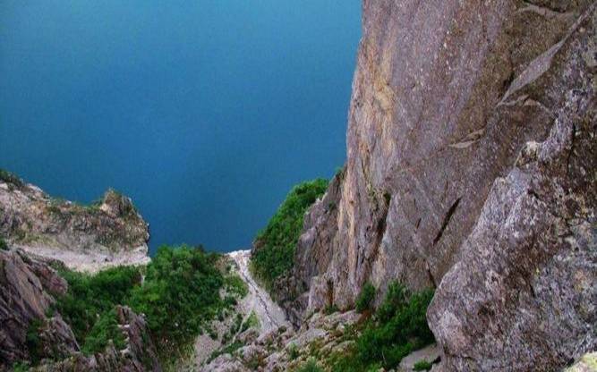 女人梦见大坑是什么意思,梦见大坑很深很吓人 女人梦见大坑是什么意思,梦见大坑很深很吓人