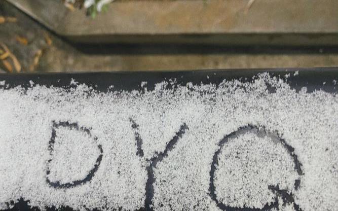 梦见走在雪地上好冷,梦见在雪地上走是什么预兆