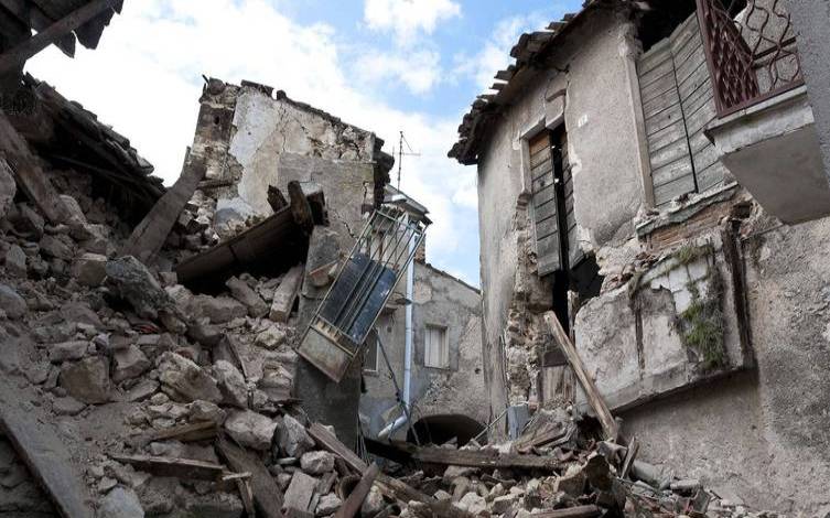 梦见自己亲眼看见山体滑坡，周公解梦梦见山体垮塌