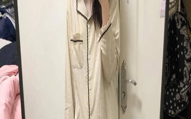梦见自己的睡衣（女人梦见自己穿睡衣）