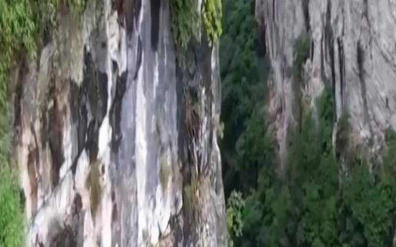 梦见悬崖峭壁的路特别难走（女人梦见悬崖吉兆）