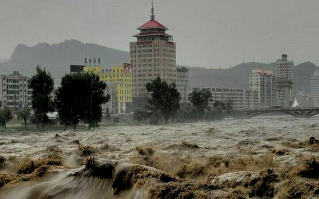 梦见水淹了房子满地是水（中年女人梦见大水淹房子）