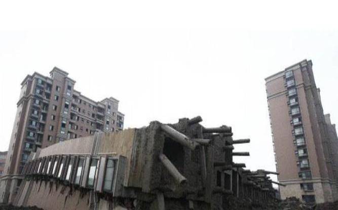 梦见高楼大厦倒塌什么预兆（女人梦见高楼要发财）