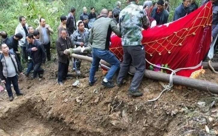 梦见抬死人入棺是什么意思（梦到死人出殡的场面）