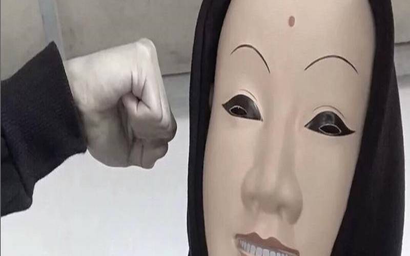 梦到女人跳舞掉下楼摔死了（女人梦见和女人学跳舞）