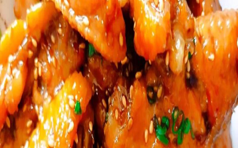 鸡年梦见吃鸡翅膀（女人吃鸡翅鸡爪的危害）