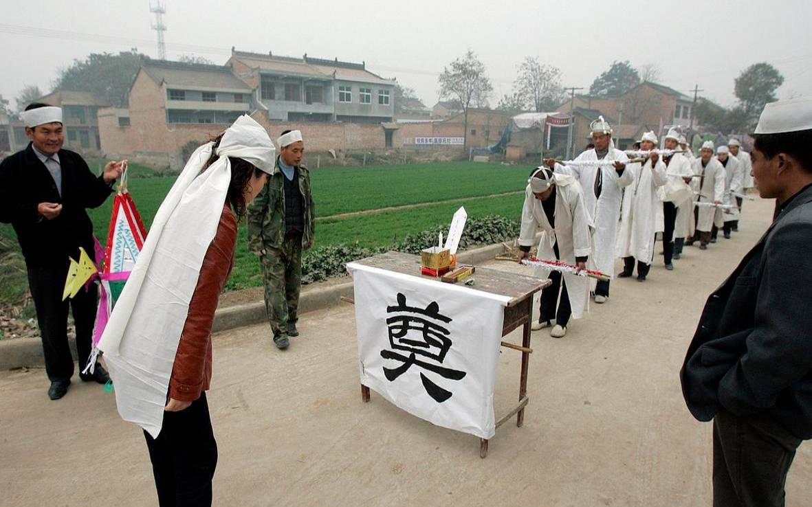 梦见有人死了参加葬礼（梦见被邀请参加别人葬礼）