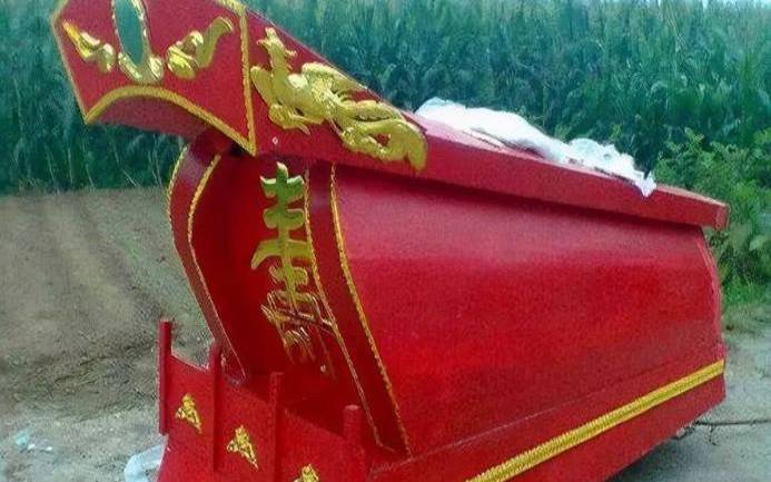 梦见别人家过白事看见棺材（梦见办丧事送葬的场面）