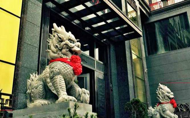 公司门口摆麒麟可以吗,门口摆放石麒麟图片