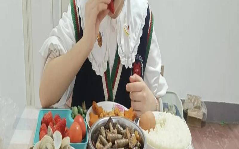 梦见别人送东西给自己吃,女人梦见送礼是吉兆发财