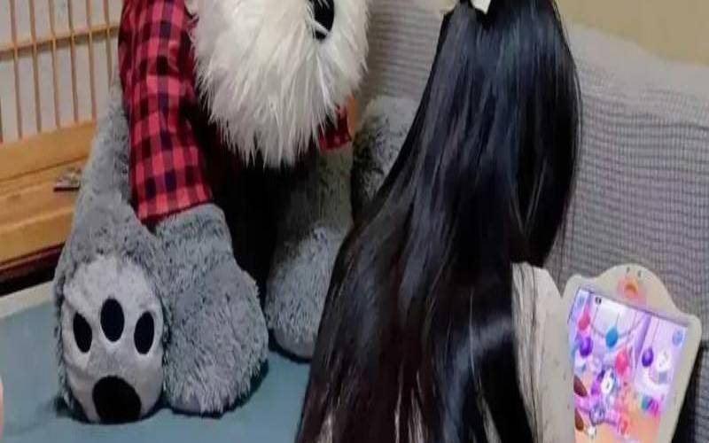 周末躺在床上,异地恋几乎在床上度过