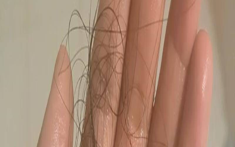 女人梦到自己掉了很多头发,做梦掉头发怎么回事