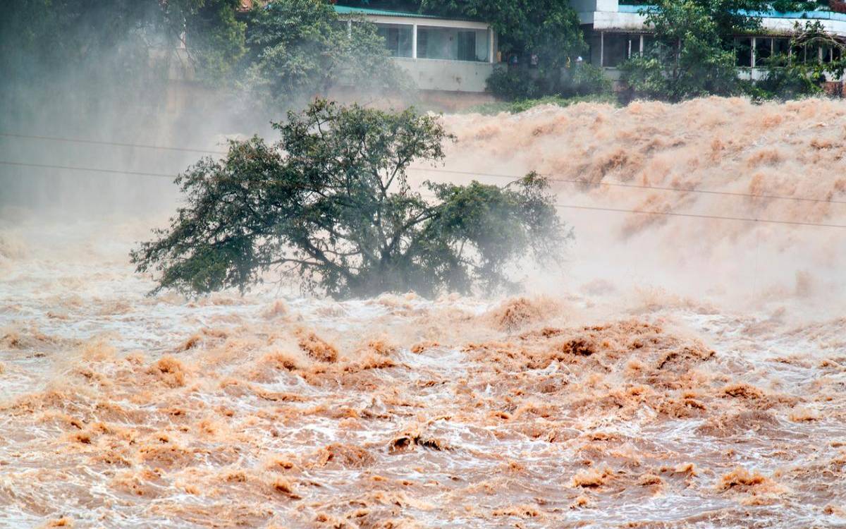 女人梦到发大水但安全躲过是什么意思，女人梦见发大水了是财运吗