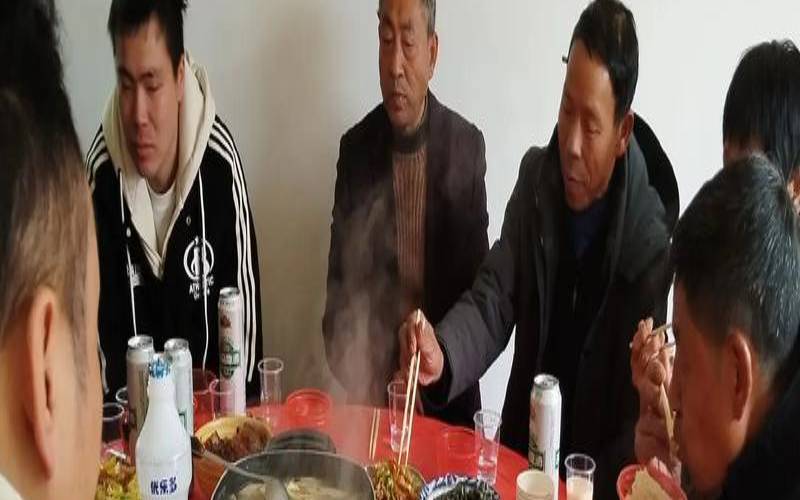 梦到和家人一起吃饭好不好,梦见一大堆亲戚一起吃饭