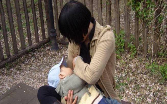 中年女人梦见给孩子喂母乳（梦到小女孩吃我奶啥意思）