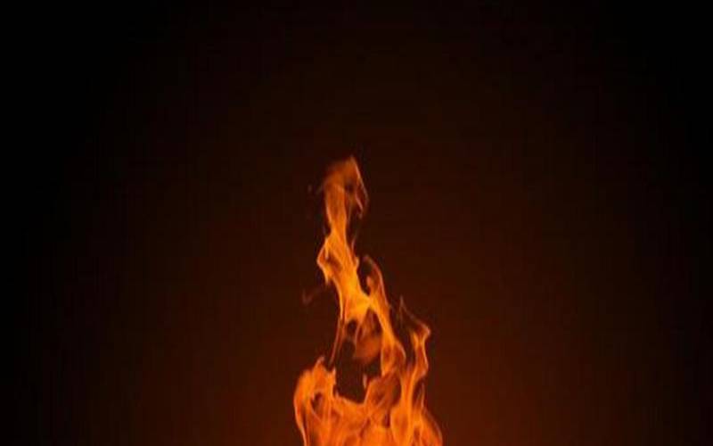 梦到一团火从天上飞来我家（男人梦见大火什么兆头）