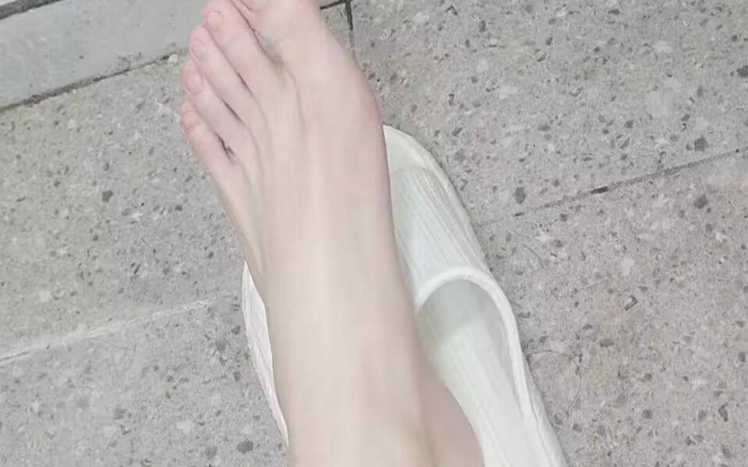 已婚女人梦见自己光着脚（做梦光脚走路没鞋穿）