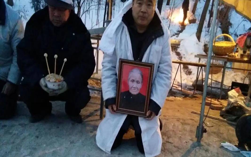 梦见别人家的灵堂照片（梦见别人家出殡办丧事）