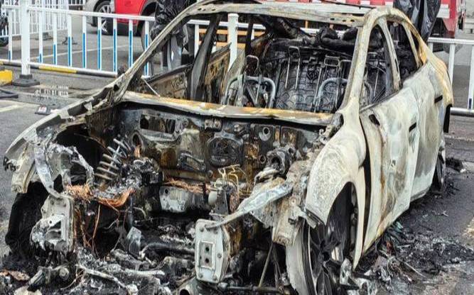 梦见车爆炸起火是什么征兆（梦见自己车爆炸起火）