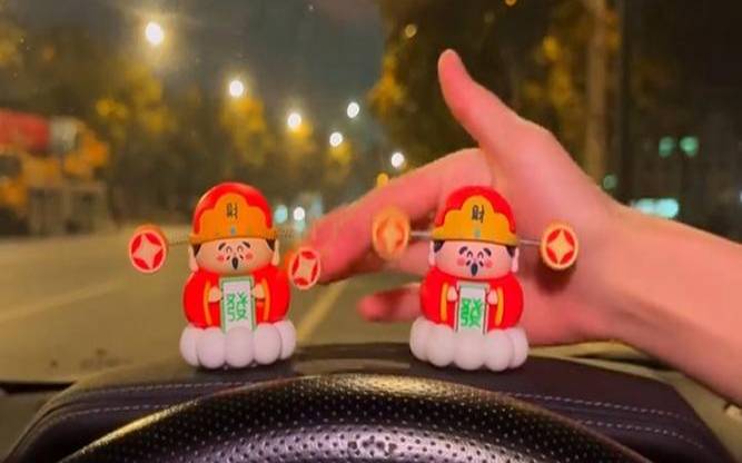 车里财神爷摆放位置（财神爷可以放卧室吗）