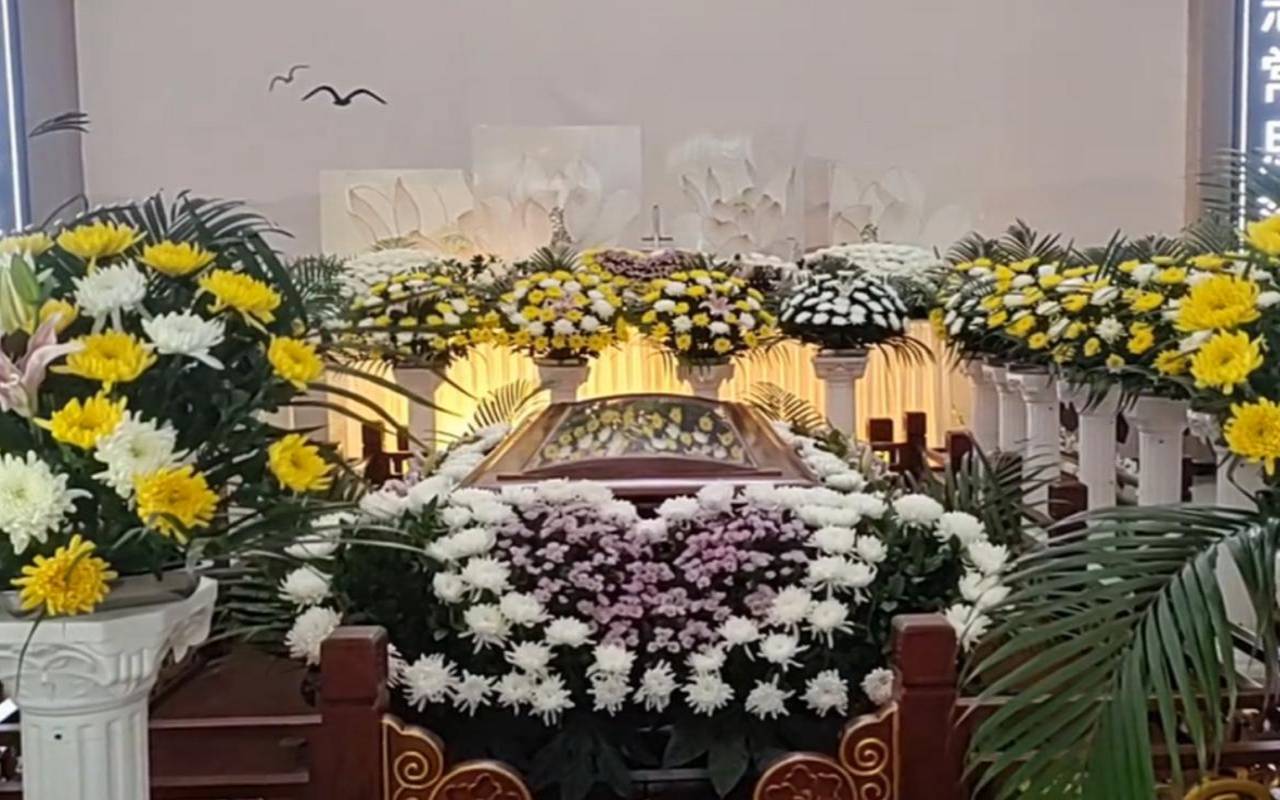 梦见别人的灵堂的预兆（女人梦见灵堂是财运好不好）
