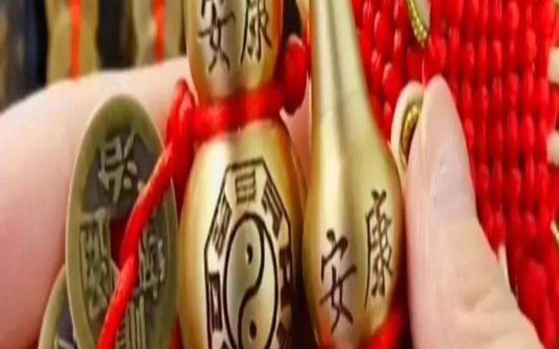 门对门挂五帝铜钱可以吗（五帝钱是挂门的中间吗）