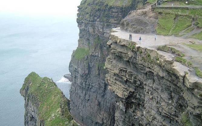 梦见把一块大石头扔下悬崖（梦见跟别人互相扔石头）