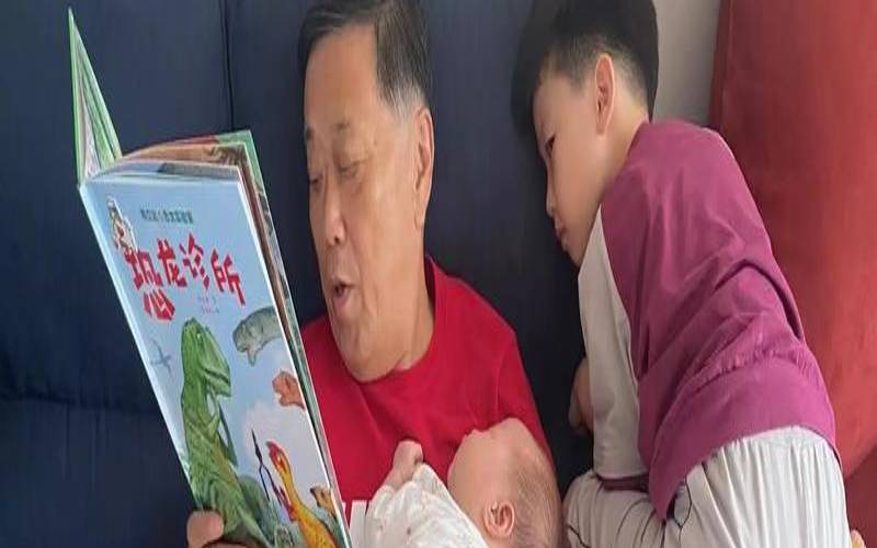 梦见抱孙子了（梦见抱自己家的小孙女）