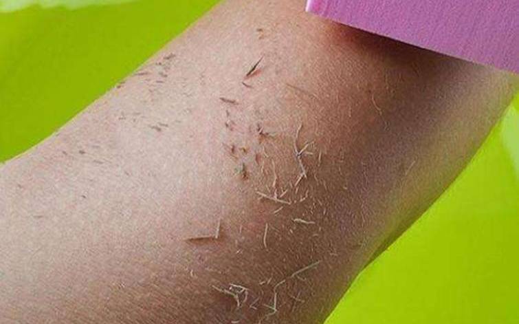 梦见自己洗澡(梦见自己洗澡搓了好多污垢)