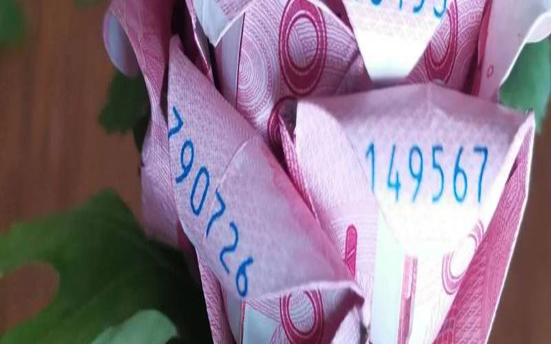 女人梦见老公给自己钱花(梦到老公给我钱是什么预兆)