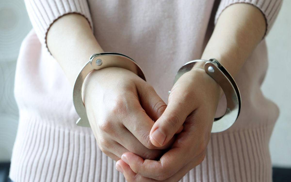 梦见自己被戴上手铐抓走了（女人梦见自己被戴手铐）