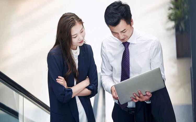 梦到和领导有亲密举动（梦见与领导很亲密）