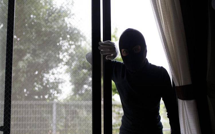 梦到小偷爬窗户（梦到小偷爬窗户被惊醒）