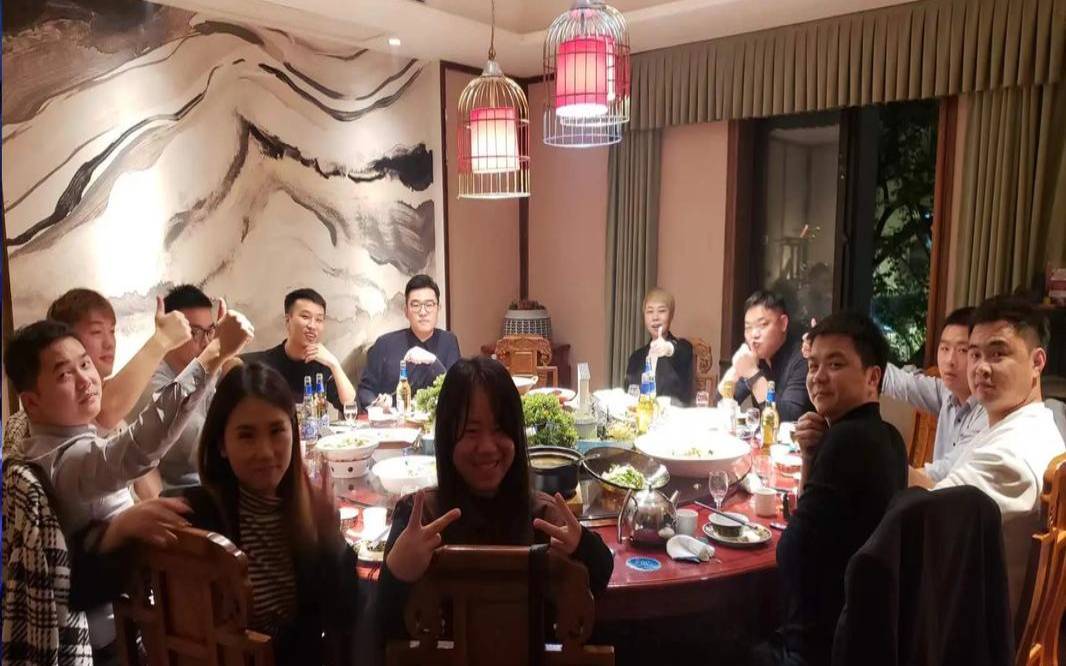 梦见自己和熟人一起吃饭(女人梦见朋友聚会吃饭)