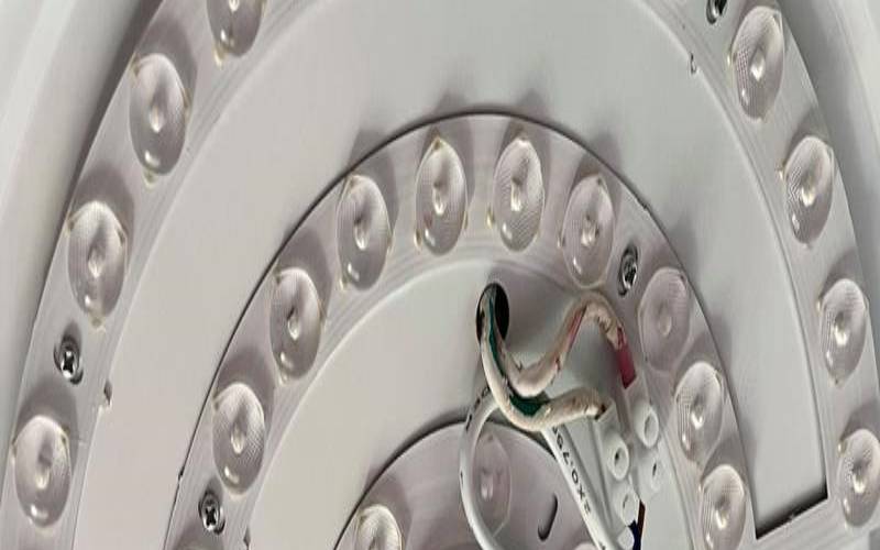 女人梦见按开关灯不亮代表什么预兆（梦见家里按开关开灯灯不亮）