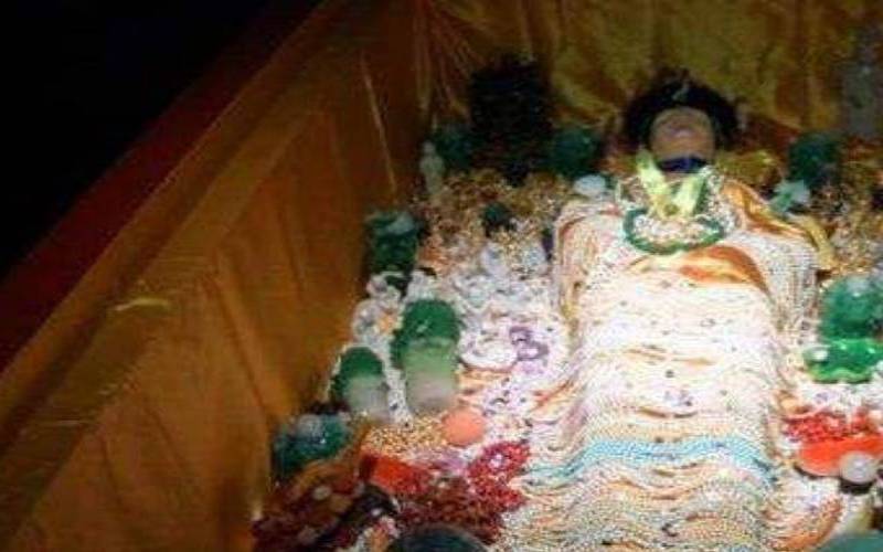 梦见棺材里装着死人（女人梦见棺材里装着死人）