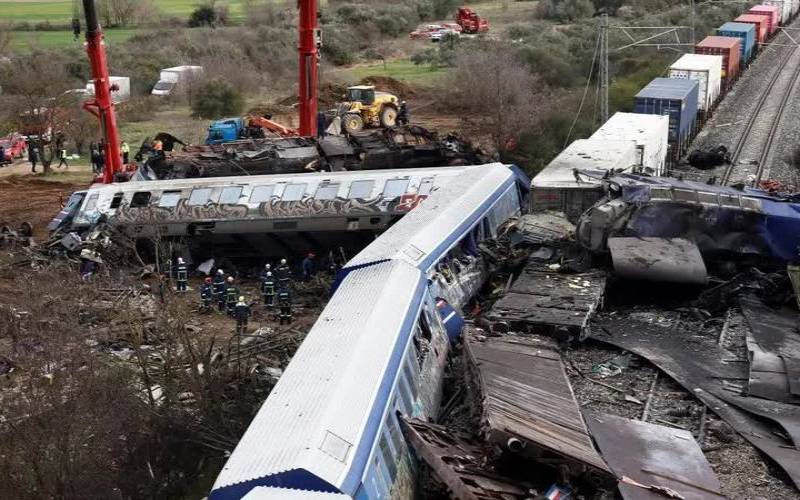 梦到火车脱轨侧翻人没事（女人梦见脱轨是吉兆发财）