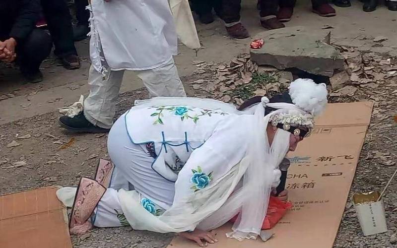 梦见给死人哭丧（梦见哭丧逝去的亲人吉兆）