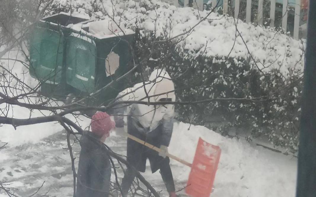 女孩出生时下大雪的人命运（出殡下雪有什么说法）