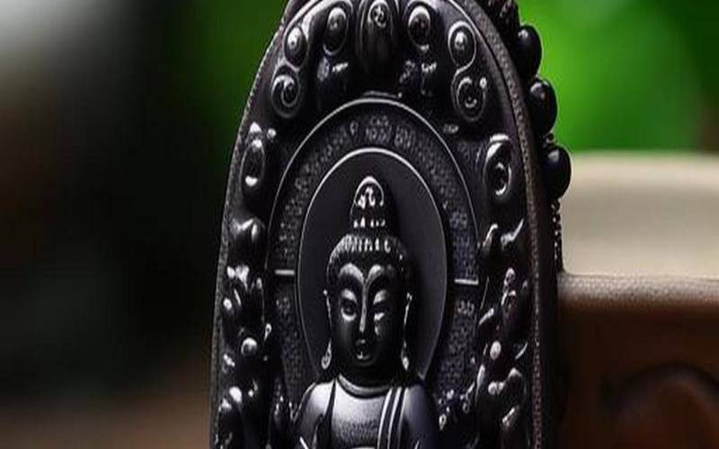 属龙的脖子上戴什么好（属龙什么颜色最聚财）