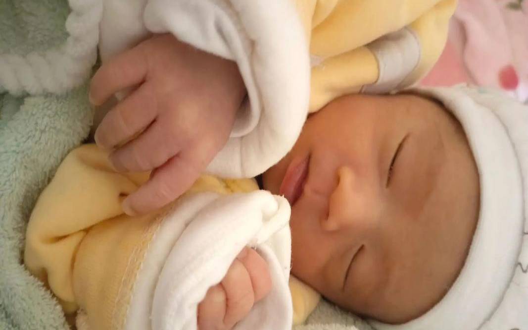 梦见抱女婴儿好不好（女人梦到抱女婴是吉兆）