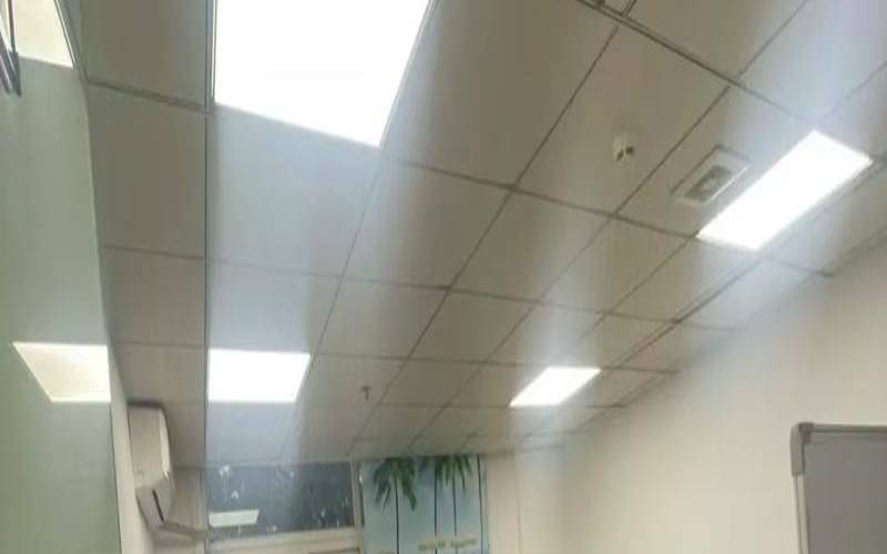 2人办公室桌子摆放主次（2人办公室坐哪个位置好）