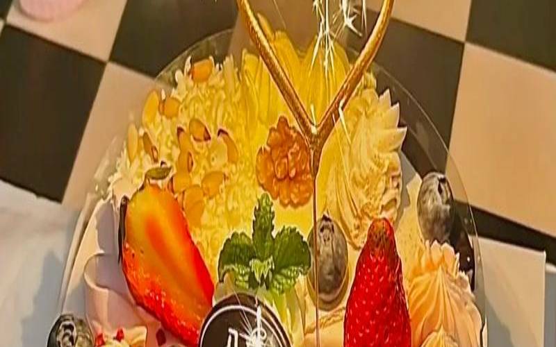 梦见吃冰激凌蛋糕（女人梦见自己吃冰淇淋）