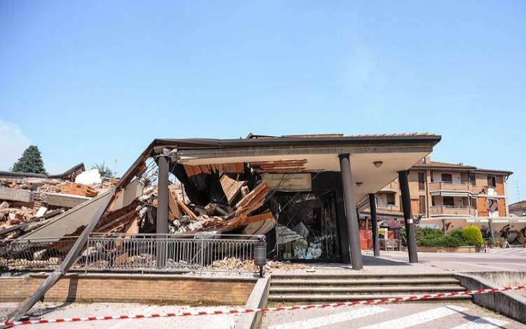 女人梦见地震房子倒塌是什么预示（女人梦到地震房子倒塌）