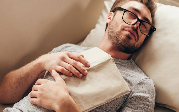 哪些公共场合可以睡觉（坐着能睡着的人是什么人）