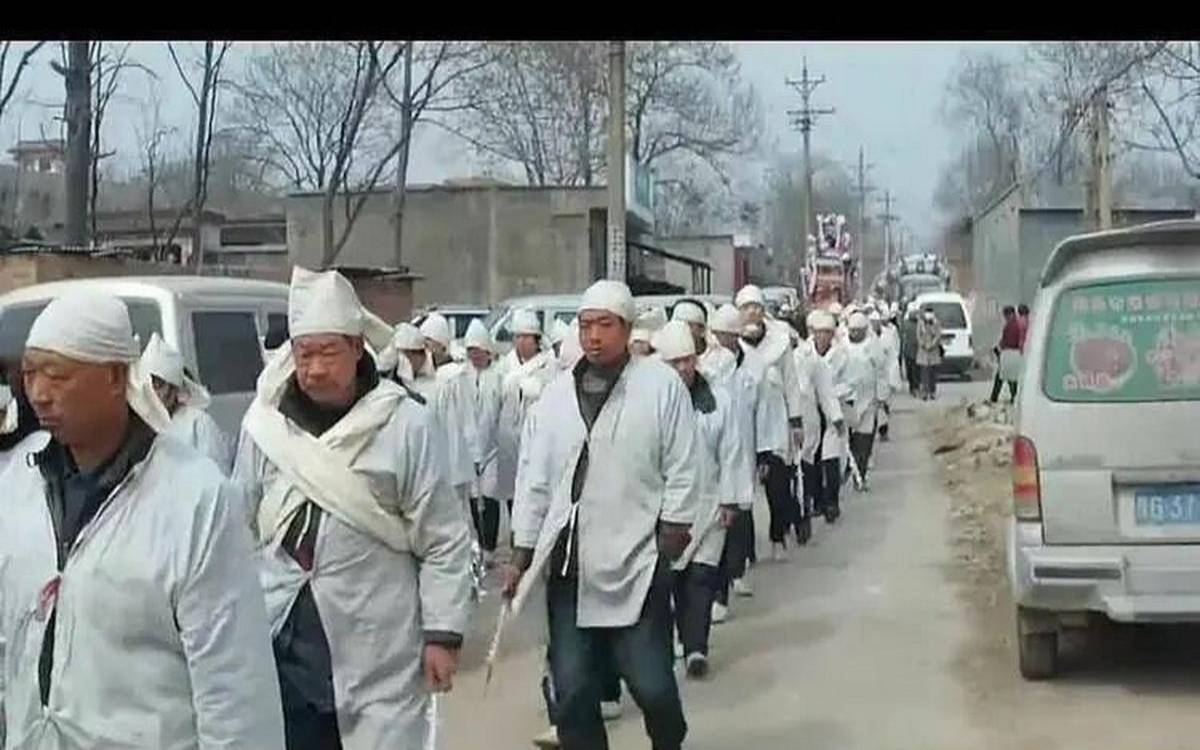 碰见送葬队伍要怎么办（插队送葬的车会不会不好）