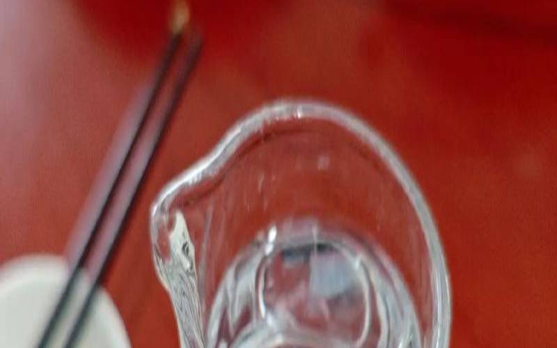 梦见白酒（梦见白酒洒了一地）