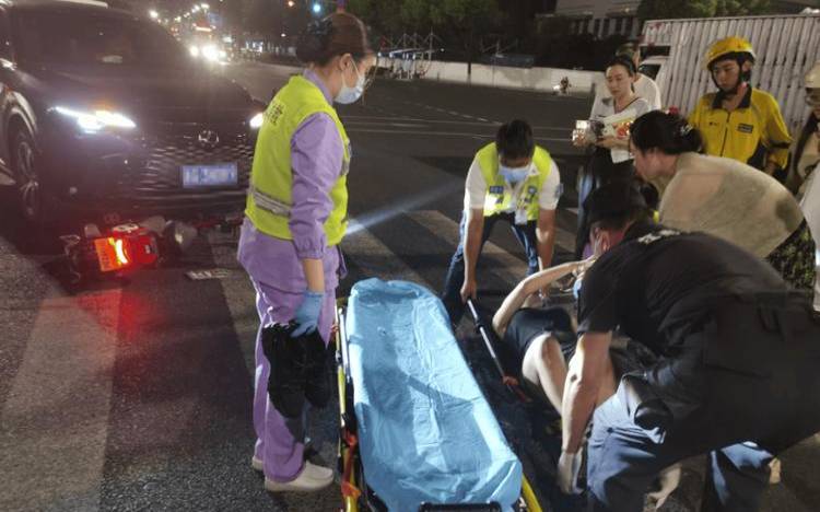 梦见被救护车拉走（梦见掉水里了被救是）