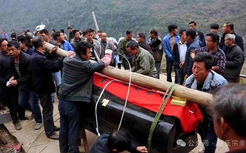 梦到和别人一起抬棺材出殡（梦见多人抬棺材是什么征兆）